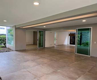 Casa moderna a la venta en condominio en Brasil de Mora