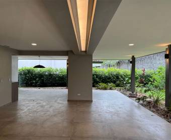 Casa moderna a la venta en condominio en Brasil de Mora