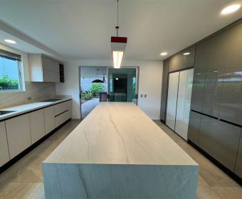 Casa moderna a la venta en condominio en Brasil de Mora