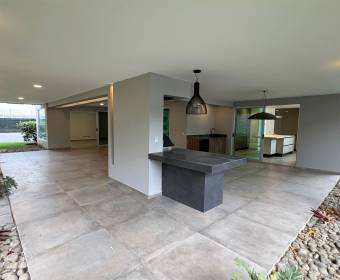 Casa moderna a la venta en condominio en Brasil de Mora