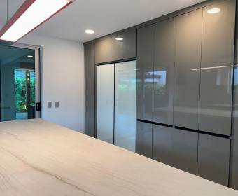 Casa moderna a la venta en condominio en Brasil de Mora