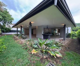 Casa moderna a la venta en condominio en Brasil de Mora