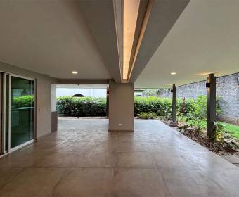 Casa moderna a la venta en condominio en Brasil de Mora