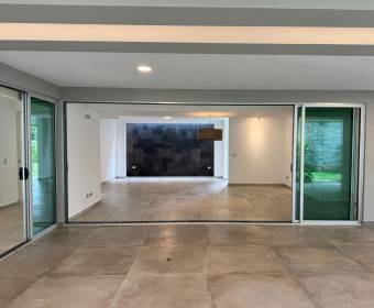 Casa moderna a la venta en condominio en Brasil de Mora