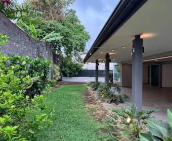 Casa moderna a la venta en condominio en Brasil de Mora