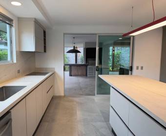 Casa moderna a la venta en condominio en Brasil de Mora