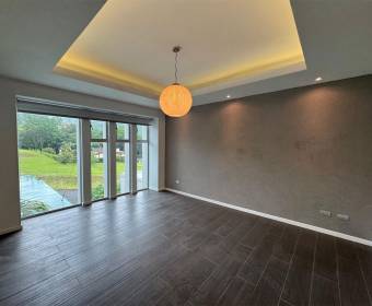 Casa moderna a la venta en condominio en Brasil de Mora