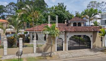 Venta Casa en Residencial Altamonte 4  Habitaciones Oficina Amplio Jardín 8 Parqueos NJA13