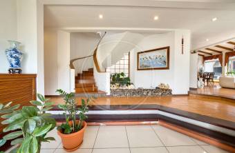 Casa Independiente con Uso Comercial en Los Yoses con Potencial para Oficina Administrativ