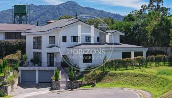 Venta de Casa en Condominio El Herrán con Vista a una Reserva Natural  5 Habitaciones NJA1