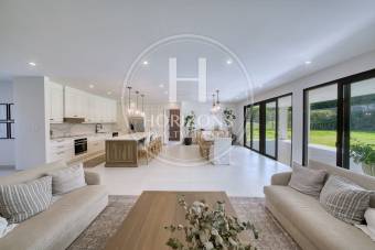 Venta de Casa en Condominio El Herrán con Vista a una Reserva Natural  5 Habitaciones NJA1