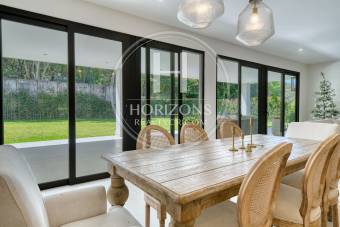 Venta de Casa en Condominio El Herrán con Vista a una Reserva Natural  5 Habitaciones NJA1