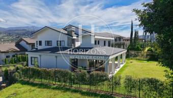 Venta de Casa en Condominio El Herrán con Vista a una Reserva Natural  5 Habitaciones NJA1