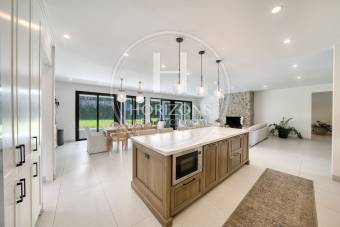 Venta de Casa en Condominio El Herrán con Vista a una Reserva Natural  5 Habitaciones NJA1