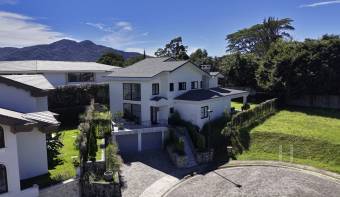 Venta de Casa en Condominio El Herrán con Vista a una Reserva Natural  5 Habitaciones NJA1