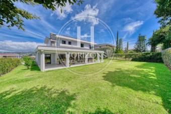 Venta de Casa en Condominio El Herrán con Vista a una Reserva Natural  5 Habitaciones NJA1