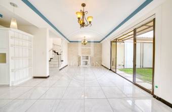 Casa con Jardín en Venta en Condominio Karataba en Taras de Cartago 3 Habitaciones noj1172 Casa con Jardín en Venta en Condominio Karataba en Taras de Cartago 3 Habitaciones noj1172