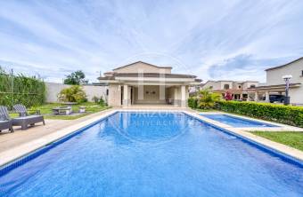 Casa con Jardín en Venta en Condominio Karataba en Taras de Cartago 3 Habitaciones noj1172 Casa con Jardín en Venta en Condominio Karataba en Taras de Cartago 3 Habitaciones noj1172
