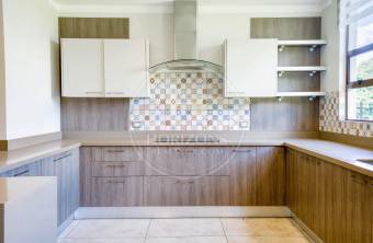 Casa en Condominio Guayacán Real en Colinas Montealegre Curridabat Amplia Zona Verde noj11