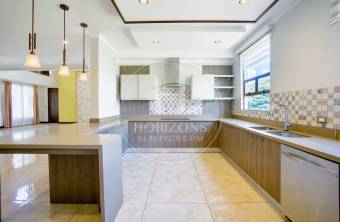 Casa en Condominio Guayacán Real en Colinas Montealegre Curridabat Amplia Zona Verde noj11
