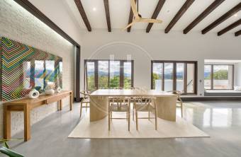 Casa de Lujo en Venta en Condominio Hacienda Gregal en Curridabat Amplios Jardines y Pisci
