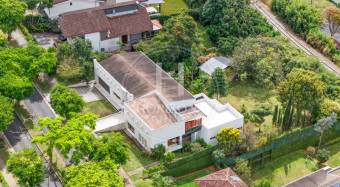 Casa de Lujo en Venta en Condominio Hacienda Gregal en Curridabat Amplios Jardines y Pisci
