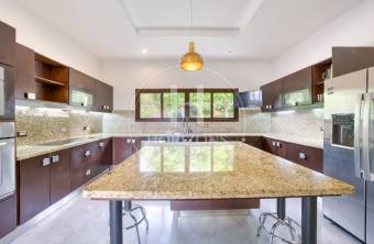 Casa de Lujo en Venta en Condominio Hacienda Gregal en Curridabat Amplios Jardines y Pisci
