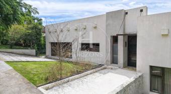 Casa de Lujo en Venta en Condominio Hacienda Gregal en Curridabat Amplios Jardines y Pisci
