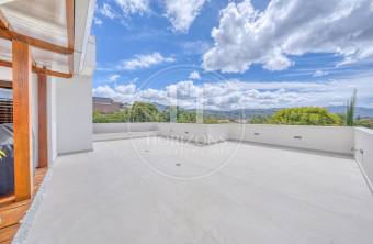 Casa de Lujo en Venta en Condominio Hacienda Gregal en Curridabat Amplios Jardines y Pisci
