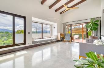 Casa de Lujo en Venta en Condominio Hacienda Gregal en Curridabat Amplios Jardines y Pisci