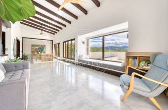 Casa de Lujo en Venta en Condominio Hacienda Gregal en Curridabat Amplios Jardines y Pisci
