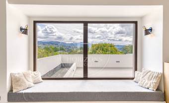 Casa de Lujo en Venta en Condominio Hacienda Gregal en Curridabat Amplios Jardines y Pisci