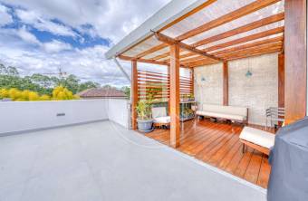 Casa de Lujo en Venta en Condominio Hacienda Gregal en Curridabat Amplios Jardines y Pisci
