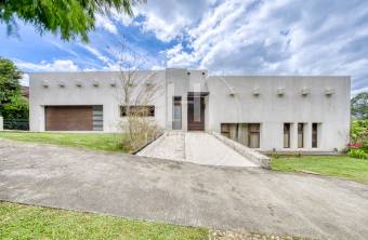 Casa de Lujo en Venta en Condominio Hacienda Gregal en Curridabat Amplios Jardines y Pisci