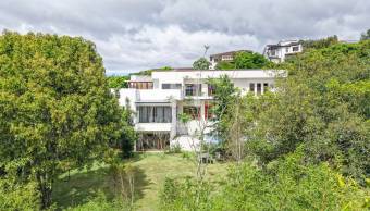 Casa de Lujo en Venta en Condominio Hacienda Gregal en Curridabat Amplios Jardines y Pisci