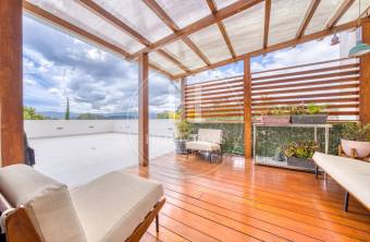 Casa de Lujo en Venta en Condominio Hacienda Gregal en Curridabat Amplios Jardines y Pisci