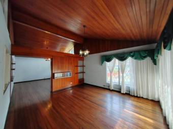 Venta de Casa Comercial en Montes de Oca, San José.