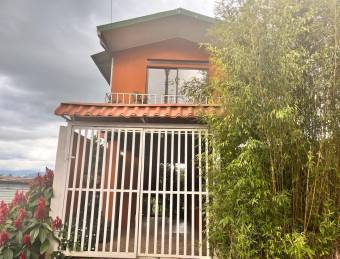 Casa amplia en venta en Aserrí con terraza y ambiente familiar #26-844 GS