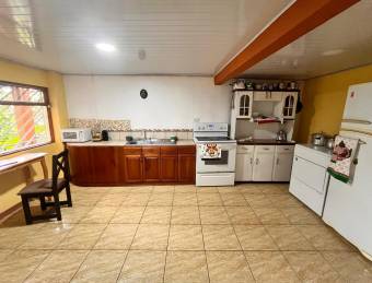 Casa amplia en venta en Aserrí con terraza y ambiente familiar #26-844 GS