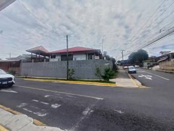 Venta de Casa Esquinera en Mercedes de Heredia. RAH 26-2075