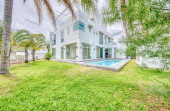 Casa de Lujo en Venta en Condominio DALUZ en Guachipelín, Escazú 4 Habitaciones con Piscin