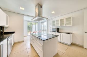 Casa de Lujo en Venta en Condominio DALUZ en Guachipelín, Escazú 4 Habitaciones con Piscin