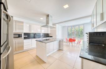 Casa de Lujo en Venta en Condominio DALUZ en Guachipelín, Escazú 4 Habitaciones con Piscin