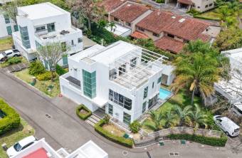 Casa de Lujo en Venta en Condominio DALUZ en Guachipelín, Escazú 4 Habitaciones con Piscin