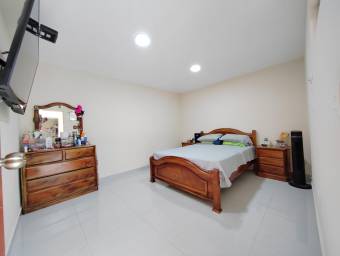 Casa remodelada en venta sobre calle principal en Moravia #26-491 GS