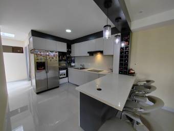 Casa remodelada en venta sobre calle principal en Moravia #26-491 GS
