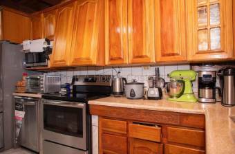 Venta casa amplia con 4 garajes Alajuela