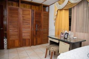 Venta casa amplia con 4 garajes Alajuela