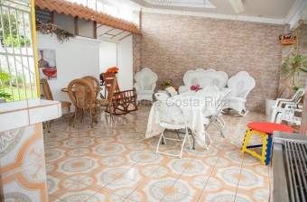 Venta casa amplia con 4 garajes Alajuela