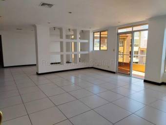 Venta de exclusivo apartamento ubicado en elegante zona de San Rafael de Eascazu 26-2188
